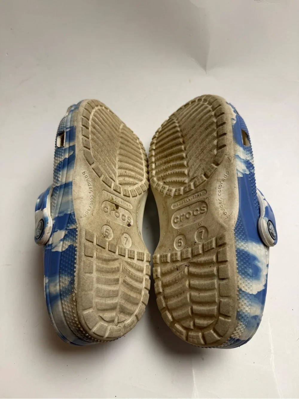 CROCS Kids Tie-Dye Cloud Print Clog in Blue and White